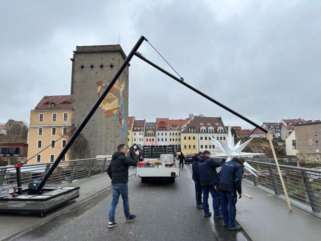 Bild zu Montage des Herrnhuter Sterns an der Altstadtbrcke