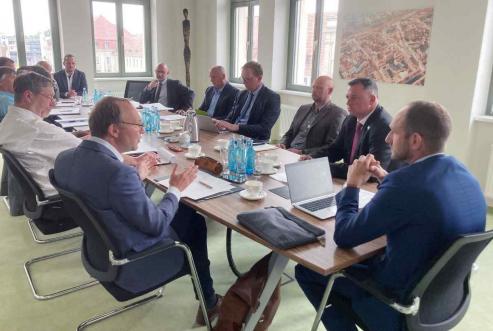 Bild zu Umgang mit dem Wolf: Landrte treffen Umweltminister