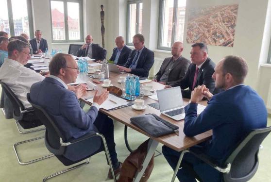 Bild zu Umgang mit dem Wolf: Landrte treffen Umweltminister