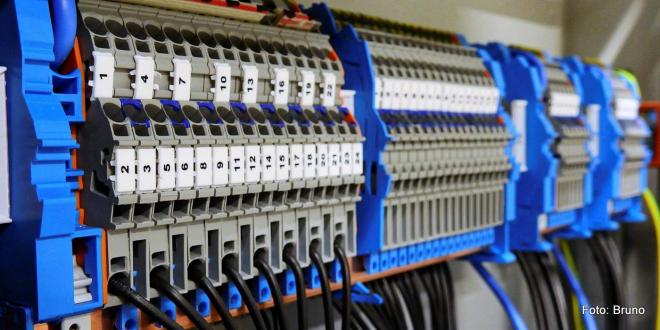 Bildtitel: Crimpen und Stecken haben die Elektroinstallation gründlich verändert Bild zu Crimpen und Stecken haben die Elektroinstallation gründlich verändert